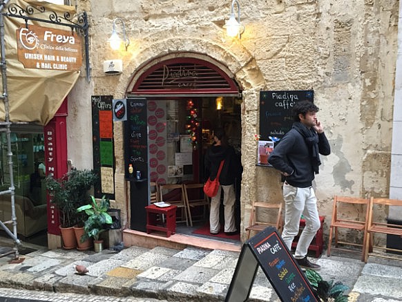 Piadina Caffe - tolles kleines Bistro-Cafe in Valletta. Wer mal da ist unbedingt die leckerer Piadinas probieren und evt. seht Ihr Fritz auch. Ist sein Stammbistro. :)